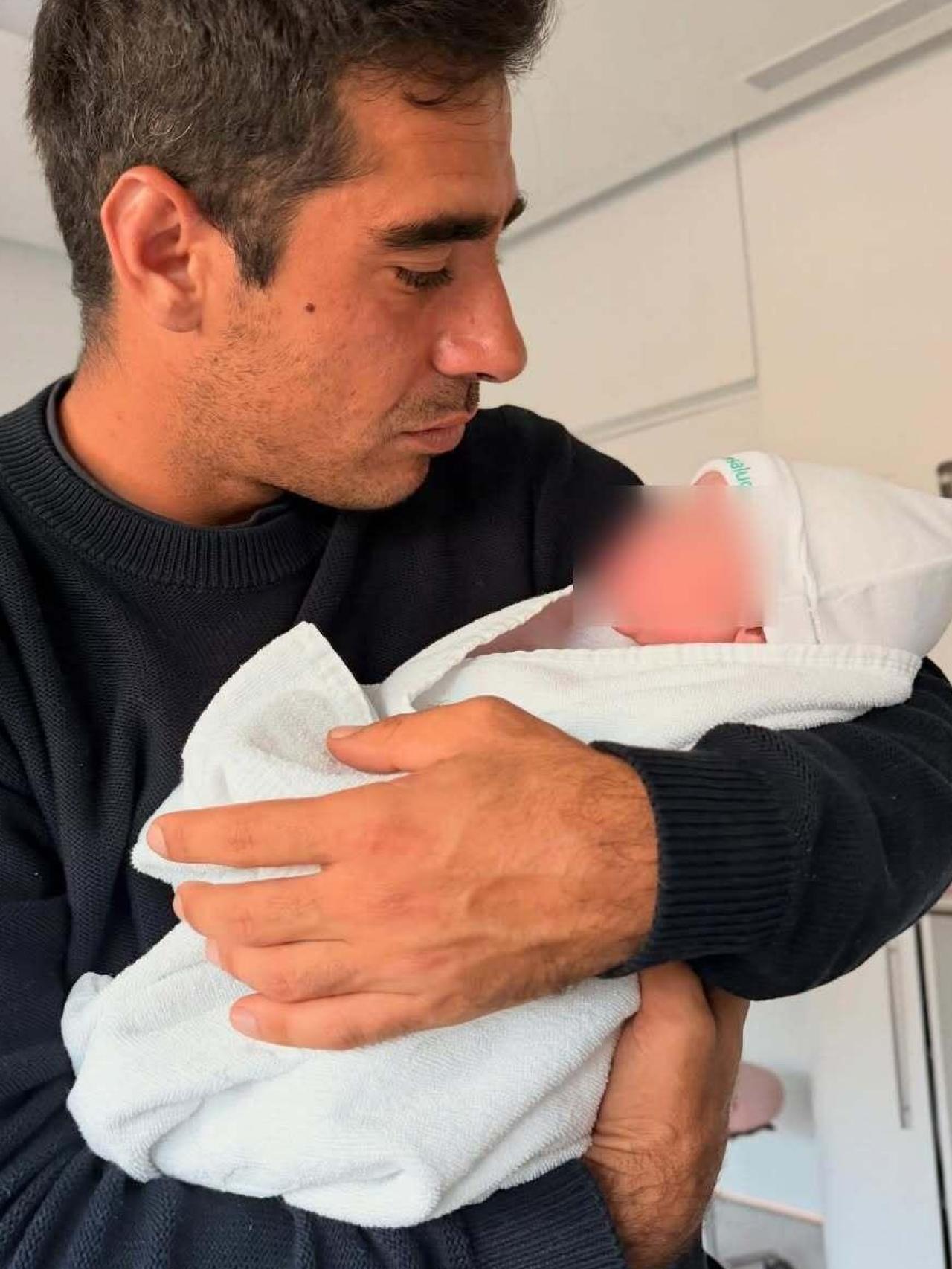 Alberto Herrera, con su bebé recién nacido.