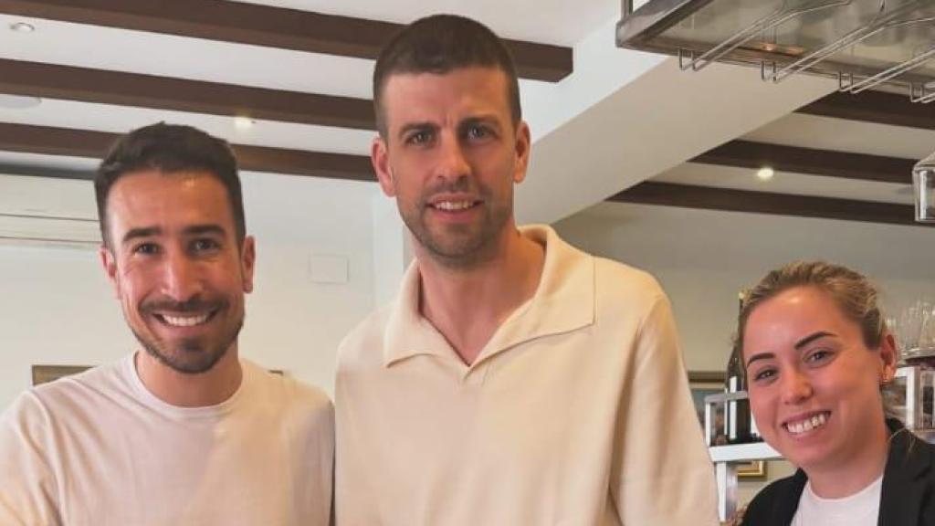 Gerard Piqué, junto a los propietarios de Hermanos Alba.