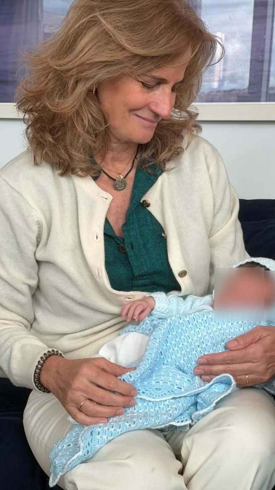 Blanca Parejo, la abuela materna, con su nieto.