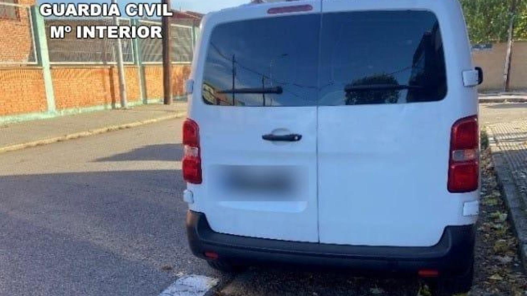 Utilizaba una placa de matrícula falsa para simular que poseía autorización de transporte público escolar