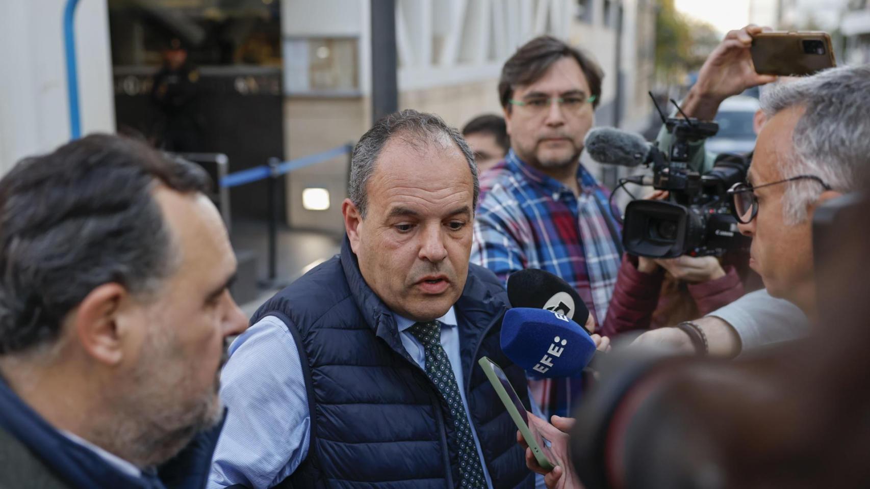 El presidente de la Cámara de Comercio de Alicante, Carlos Baño, tras su puesta en libertad. EFE / Pablo Miranzo