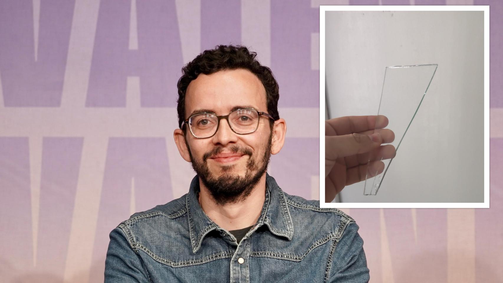 Miguel Ángel Llamas junto al cristal lanzado