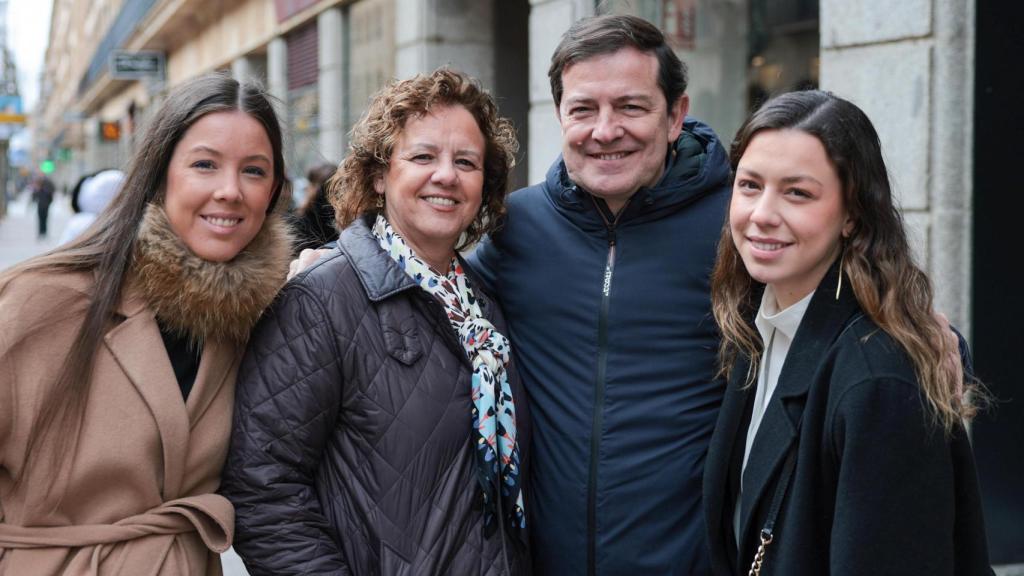 Mañueco junto a su familia