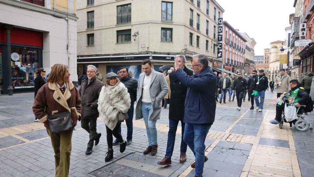 Carlos Pollán (Vox) paseando por el centro de León