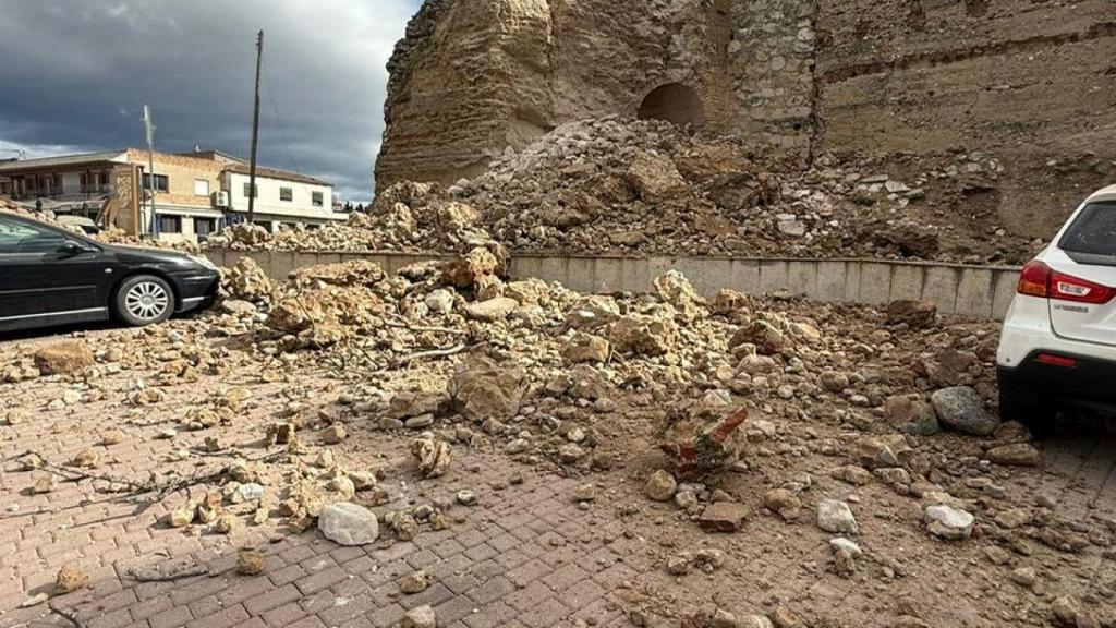 Estado en el que han quedado los coches que estaban aparcados junto a la torre derrumbada.