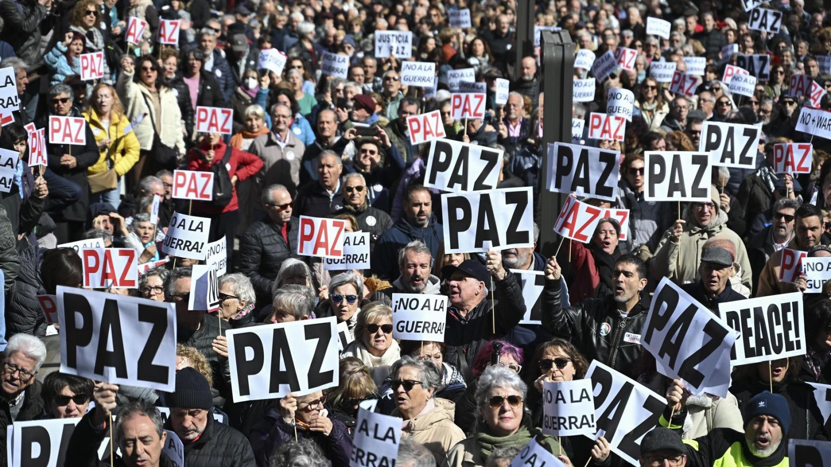 La manifestación de la plataforma Parar La Guerra, que ha reunido a 4.500 personas en Madrid este sábado.