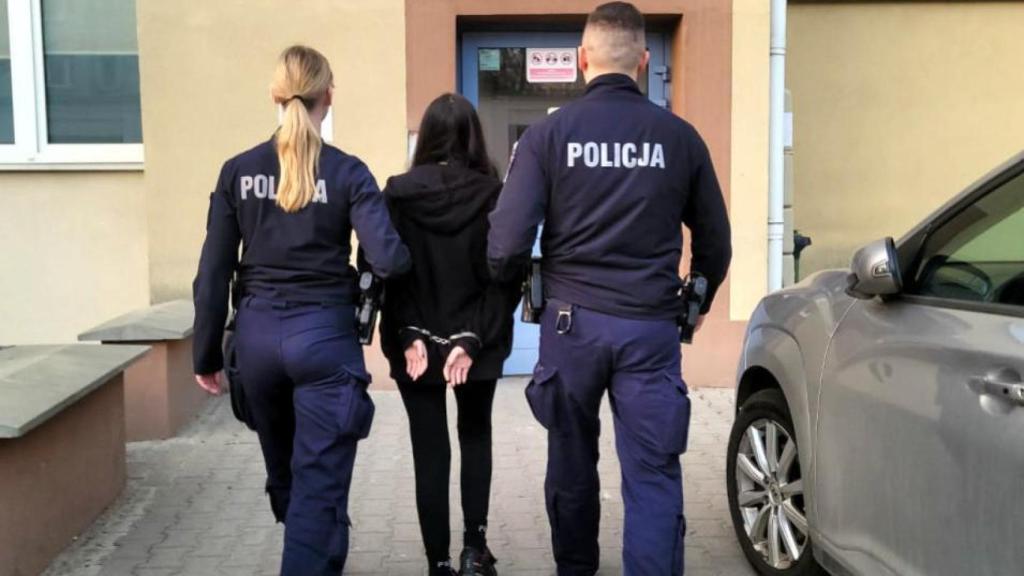 La mujer, custodiada por los policías de Varsovia (Polonia) tras vandalizar el metro.