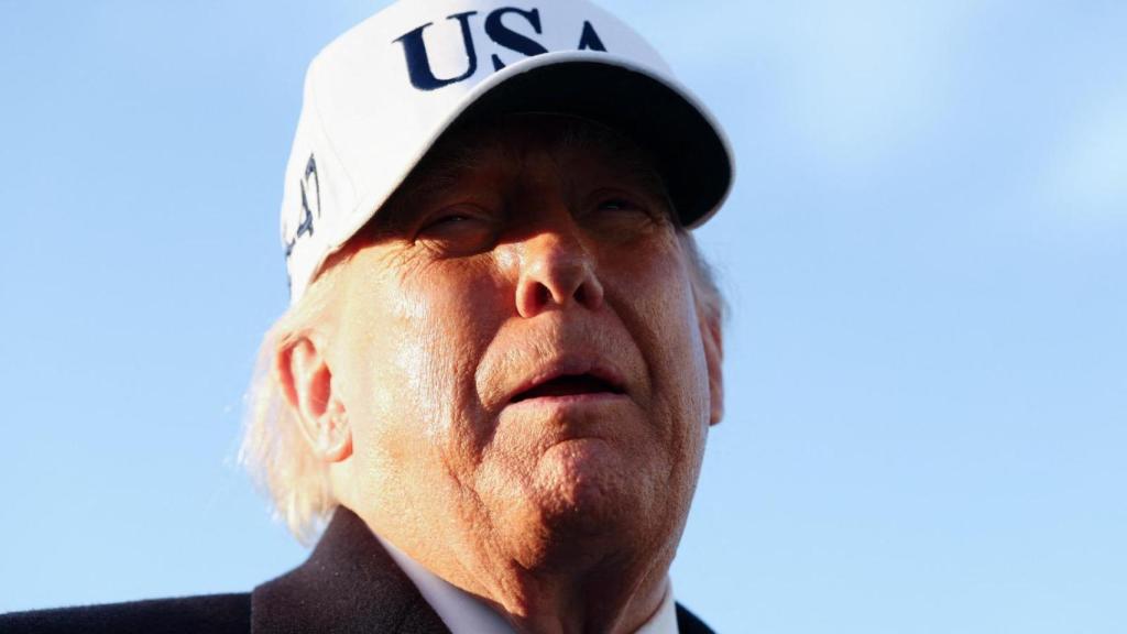 El presidente de EEUU, Donald Trump, antes de abordar el Air Force One para viajar a Florida, en la Base Conjunta Andrews, (Maryland).