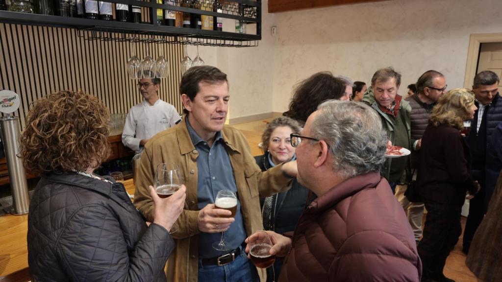 Mañueco durante la comida con amigos