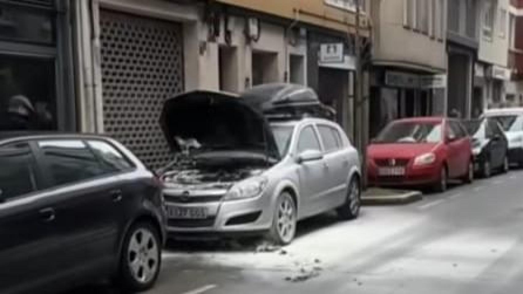 Arde un coche en el barrio de Cuatro Caminos, en A Coruña