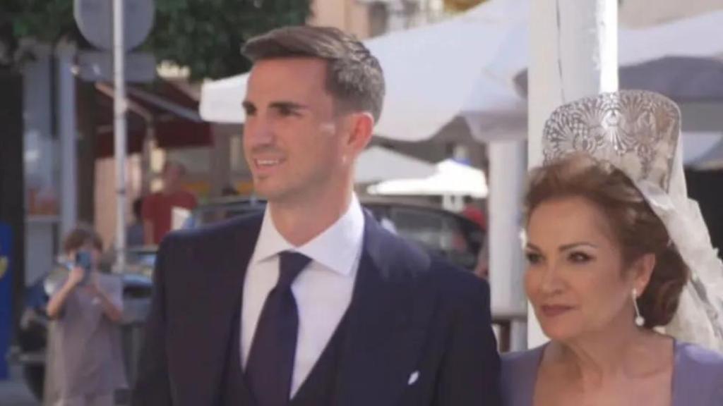 Fabián Ruiz, en el día de su boda, junto a su madre.