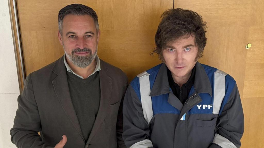 El presidente de Vox, Santiago Abascal, junto al presidente de Argentina, Javier Milei, vestido con un mono de trabajo de la compañía de hidrocarburos argentina YPF.