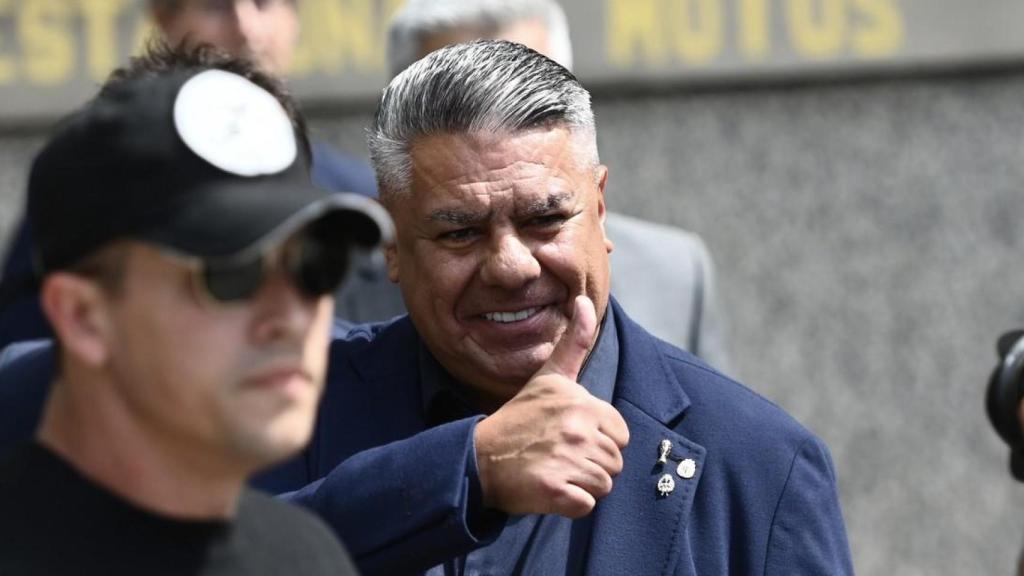 Claudio 'Chiqui' Tapia sale de los juzgados en Argentina.