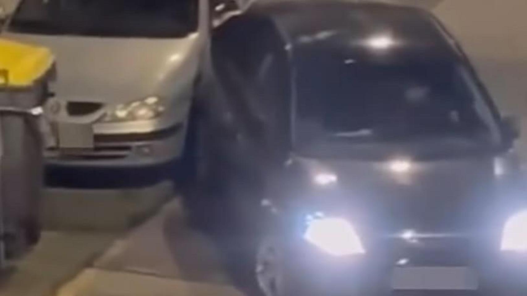 Un conductor ebrio causa daños a vehículos estacionados en el Agra del Orzán, en A Coruña