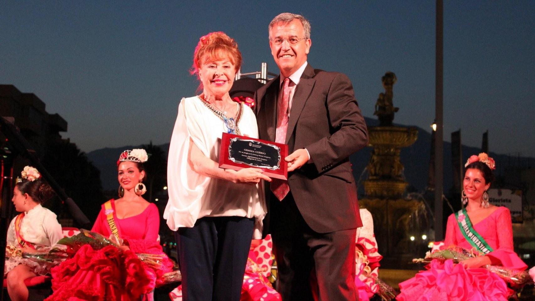 Gemma Cuervo junto al alcalde de Estepona, José María García Urbano.