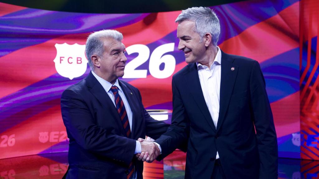 Laporta y Víctor Font se dan un apretón de manos durante un debate preelectoral.