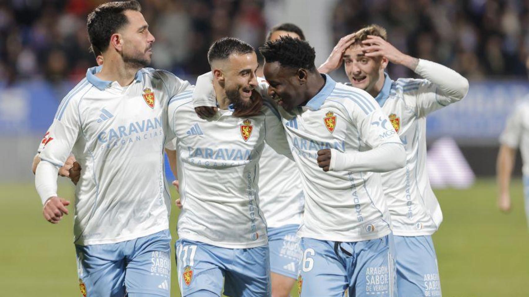 El Real Zaragoza celebra el gol de Rober.