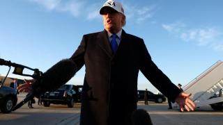 El presidente de EEUU, Donald Trump, antes de abordar el Air Force One para viajar a Florida, en la Base Conjunta Andrews, (Maryland).