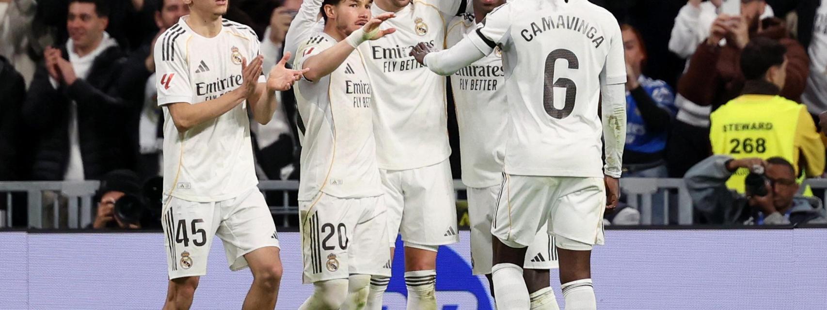 Jugadores del Real Madrid celebrando el gol de Valverde.