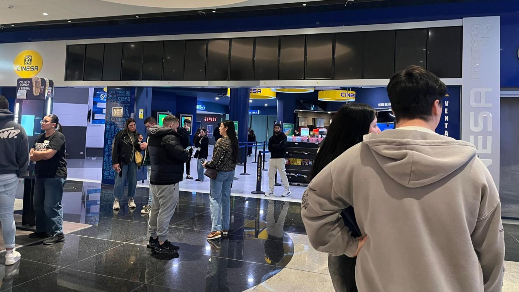 Exterior de Cinesa con los monitores apagados hoy por la tarde