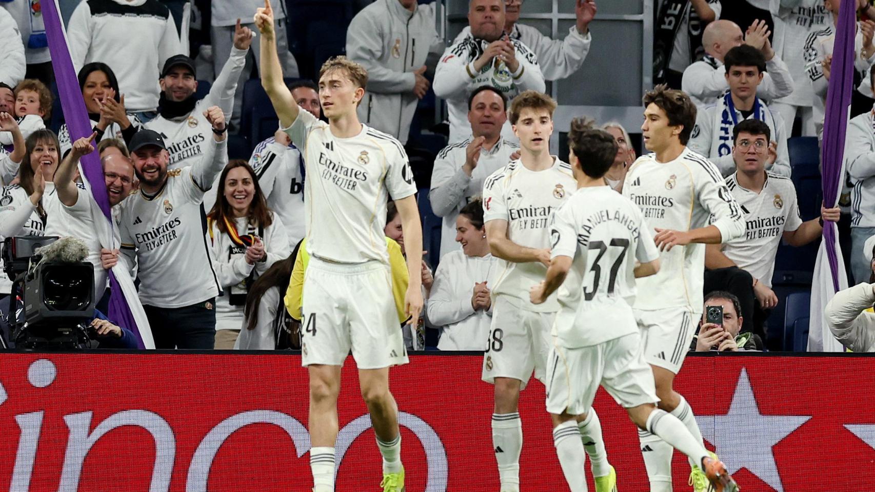 Jugadores del Real Madrid celebrando el gol de Huijsen.