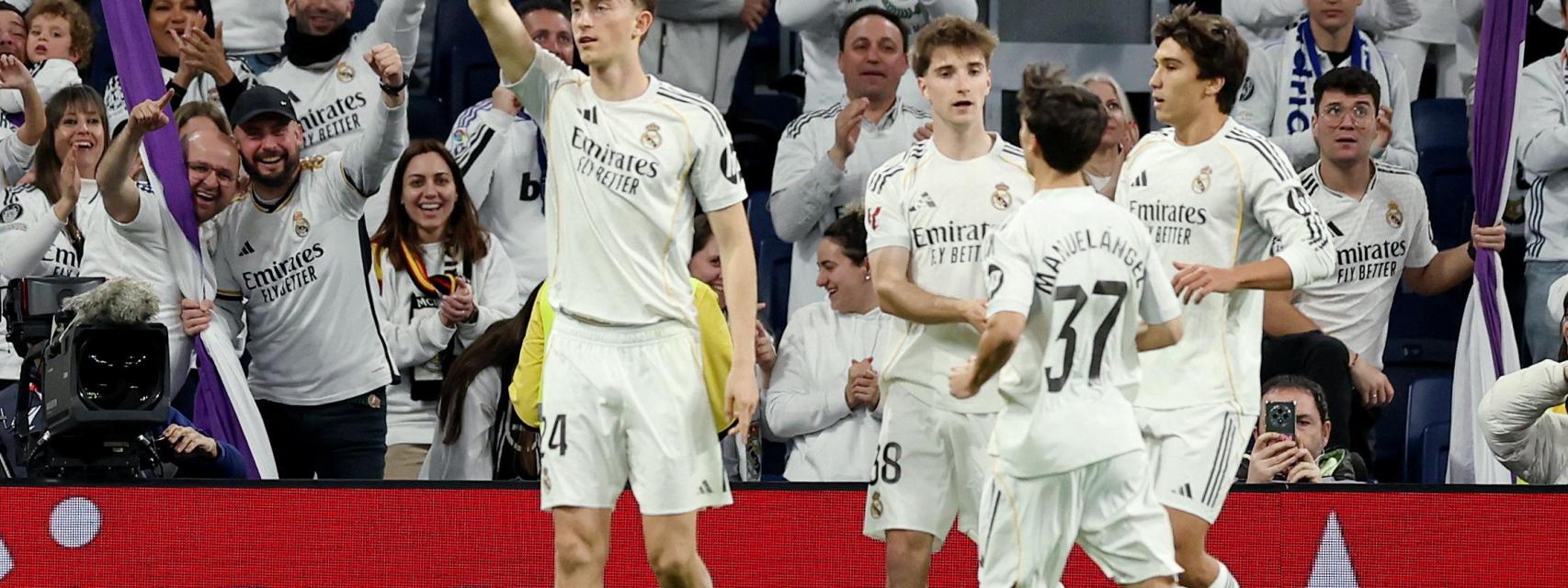 Jugadores del Real Madrid celebrando el gol de Huijsen.