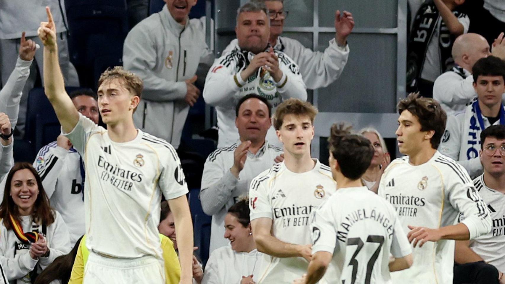 Jugadores del Real Madrid celebrando el gol de Huijsen.