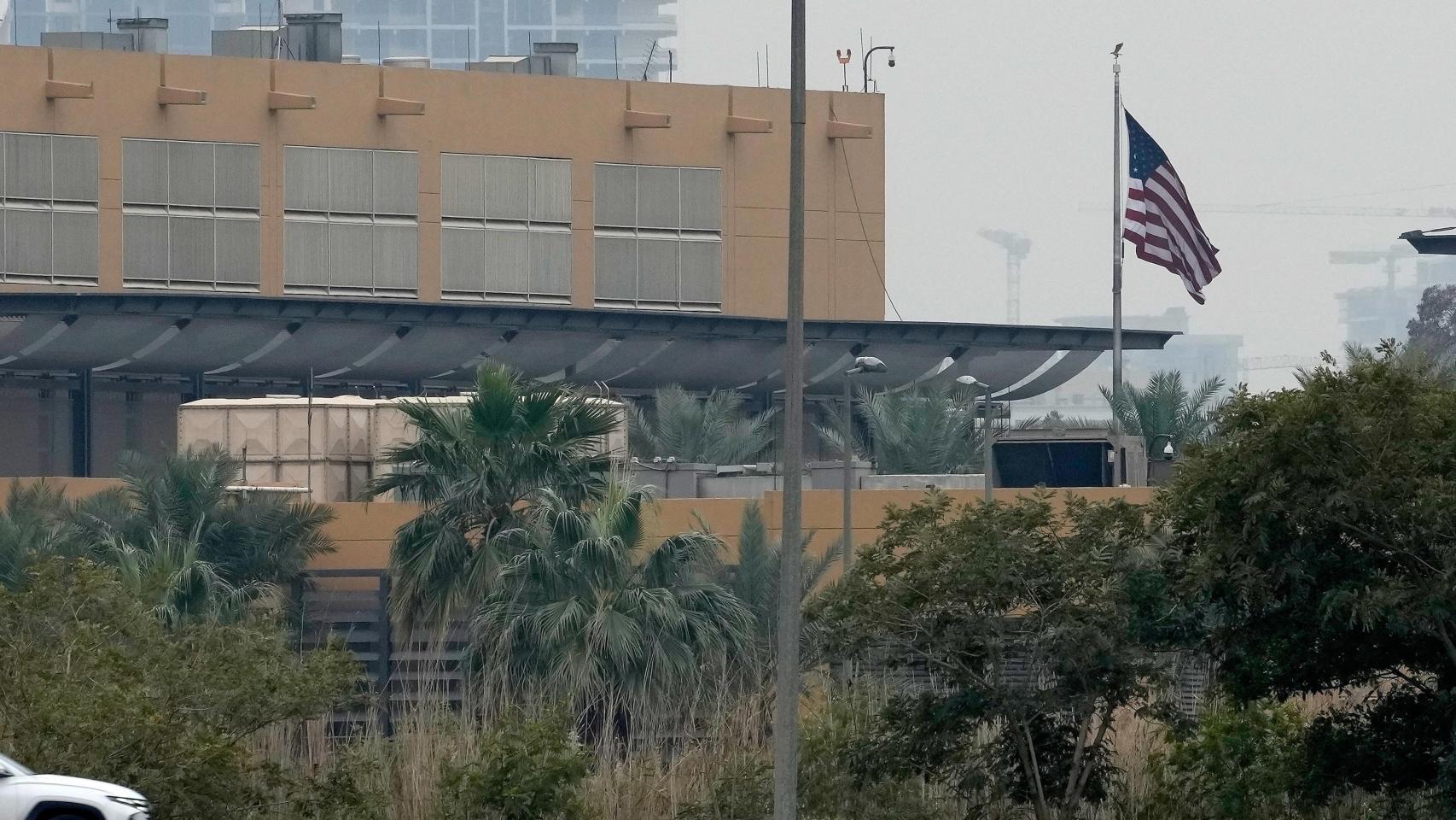 Vista general del complejo de la Embajada de Estados Unidos tras un presunto ataque con misiles en Bagdad, Irak, el 14 de marzo de 2026