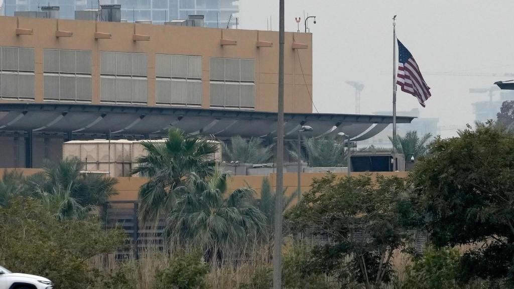 Vista general del complejo de la Embajada de Estados Unidos tras un presunto ataque con misiles en Bagdad, Irak, el 14 de marzo de 2026