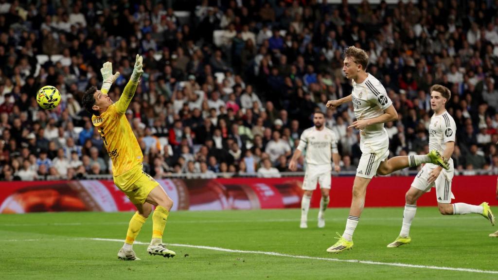 Huijsen cabecea para marcar su gol contra el Elche.