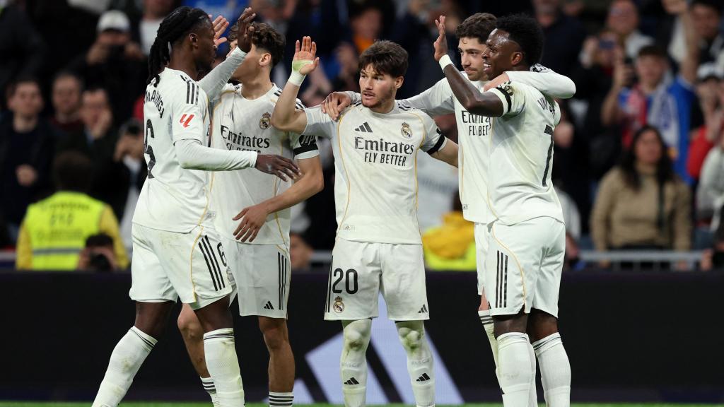 Los futbolistas del Real Madrid celebran el gol de Valverde contra el Elche.