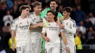 Los futbolistas del Real Madrid celebran el gol de Güler ante el Elche.