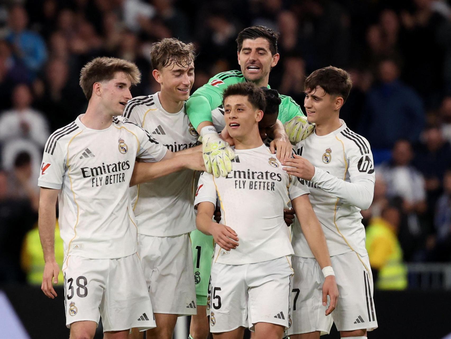 Los futbolistas del Real Madrid celebran el gol de Güler contra el Elche.