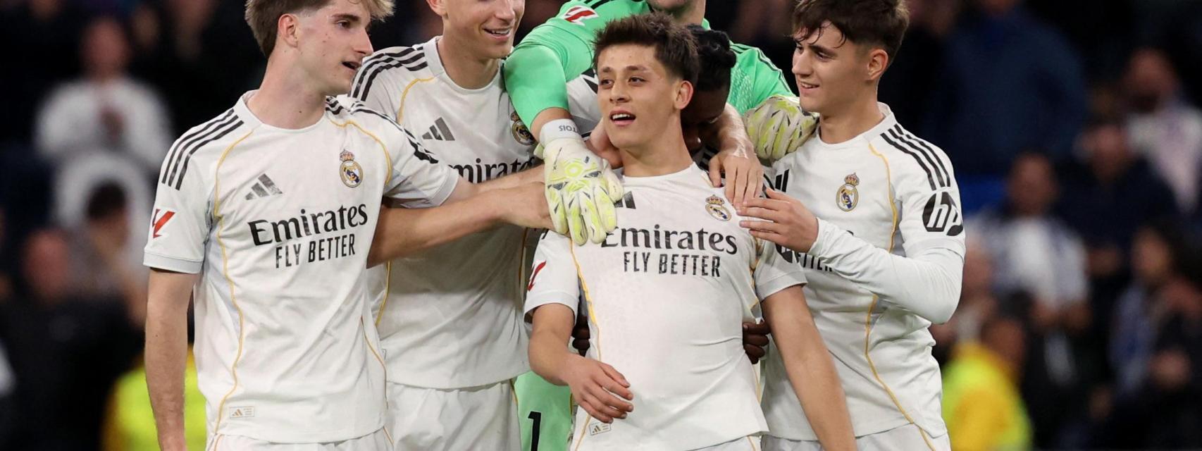 Los futbolistas del Real Madrid celebran el gol de Güler contra el Elche.