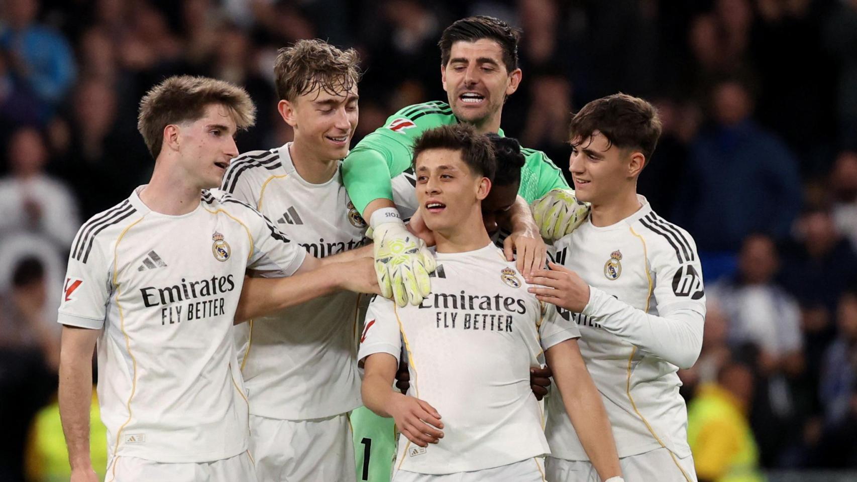 Los futbolistas del Real Madrid celebran el gol de Güler contra el Elche.
