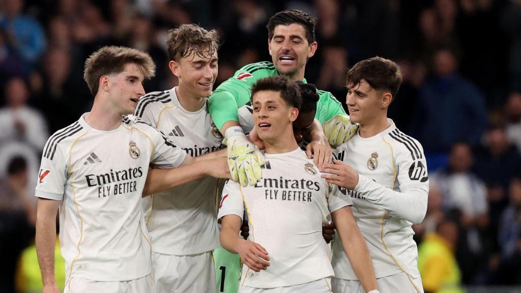 Los futbolistas del Real Madrid celebran el gol de Güler contra el Elche.