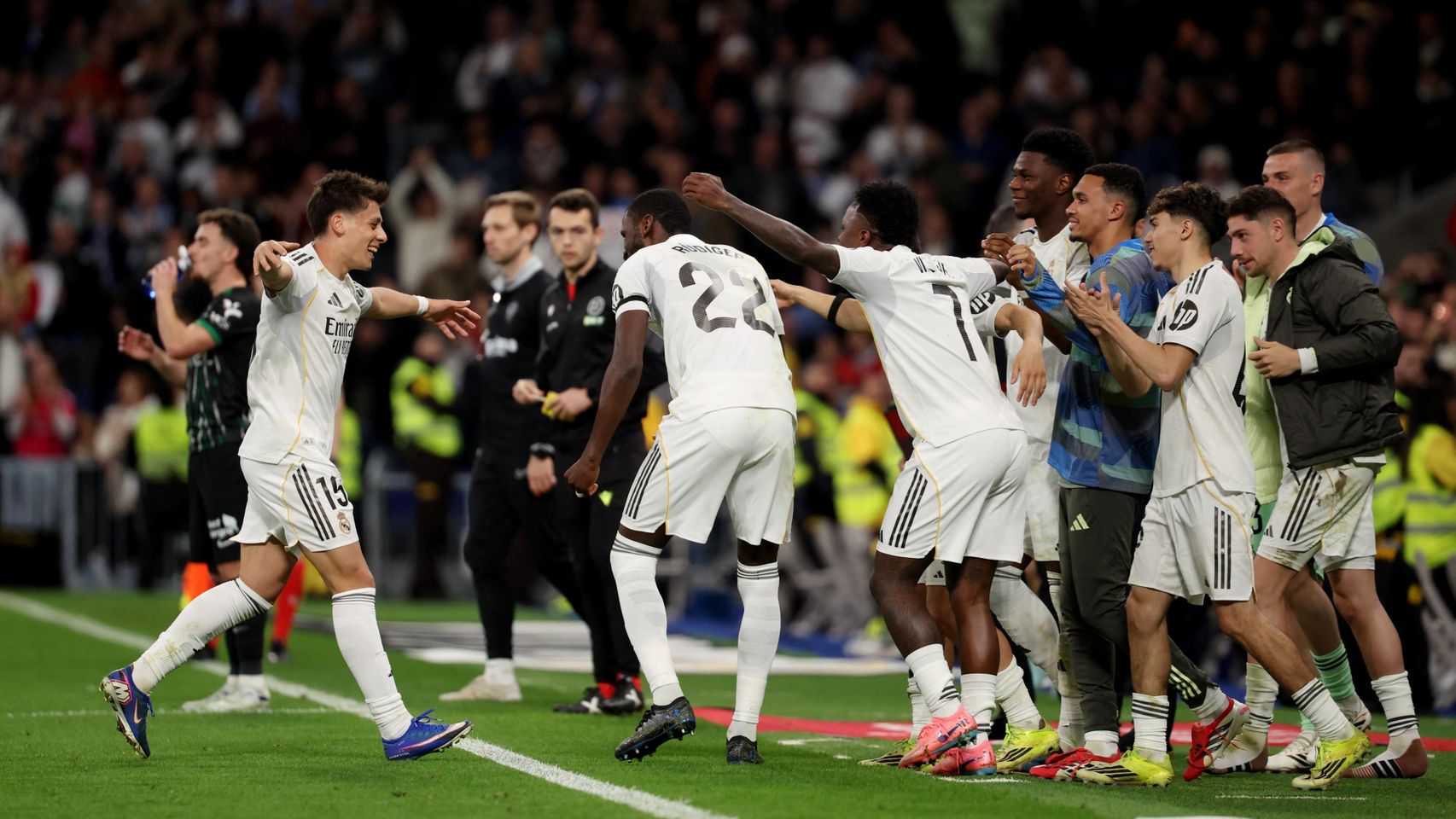 El Real Madrid se luce ante el Elche en un partido repleto de ...