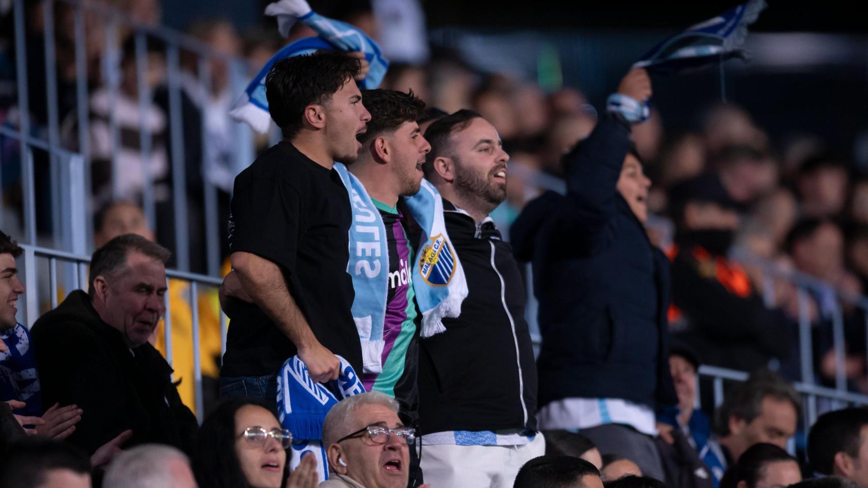 Aficionados del Málaga CF en el estadio de La Rosaleda