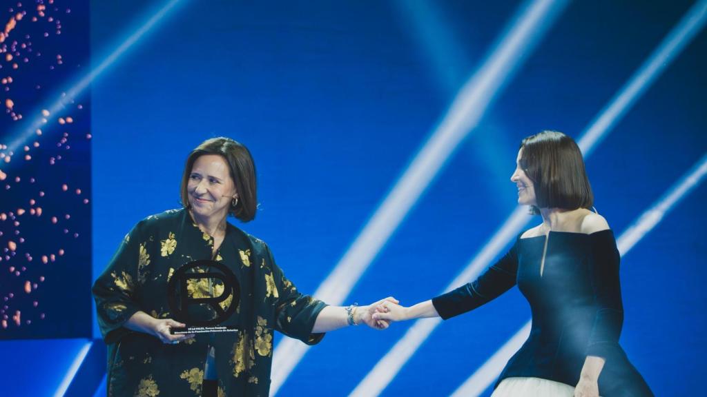 Sanjurjo junto a Cruz Sánchez de Lara, que le entregó el Premio L'Oréal Paris 'Tú lo vales'.