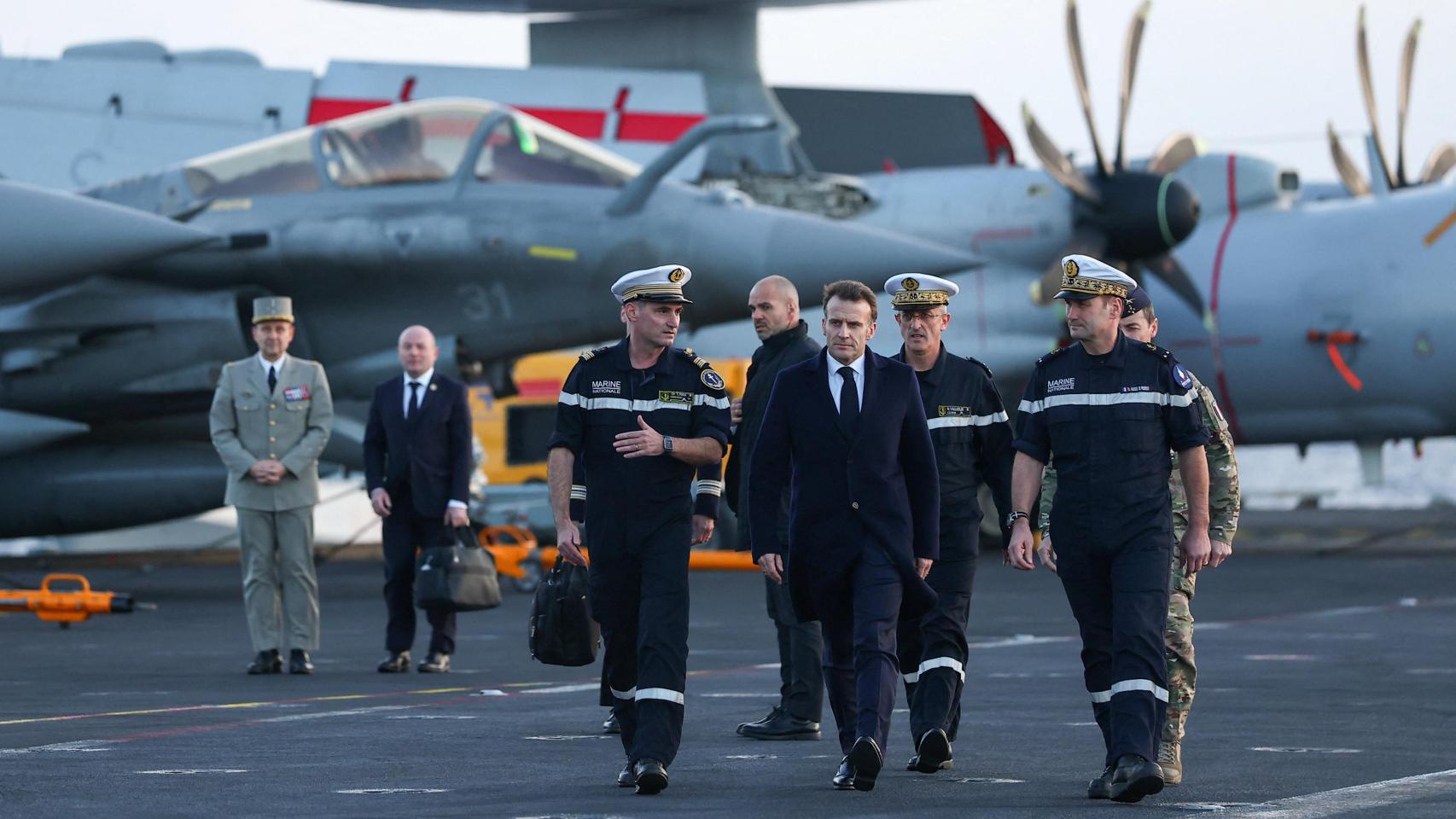 El presidente francés Emmanuel Macron visita el portaaviones francés Charles de Gaulle.