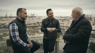 Óscar Martínez (izquierda) y Francisco Lorente (derecha), en una conversación con el periodista Juan Nieto en 2019. À Punt