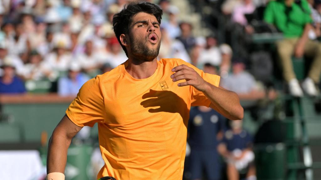 Carlos Alcaraz, durante su partido contra Daniil Medvedev, en la semifinal de Indian Wells.