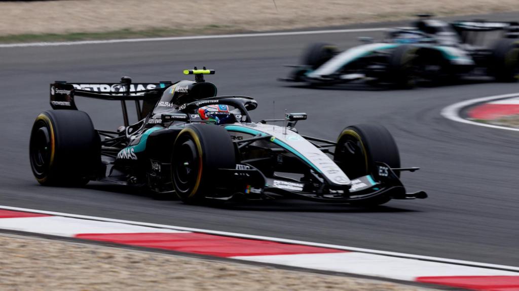 Antonelli rueda con su Mercedes en el GP de China.