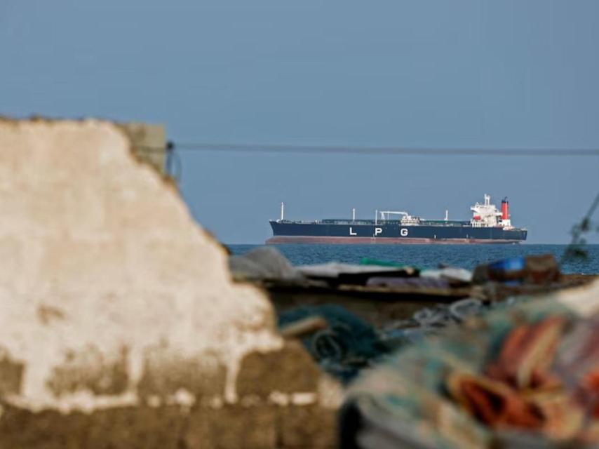 Un buque cisterna de gas licuado de petróleo (GLP) anclado en el estrecho de Ormuz.