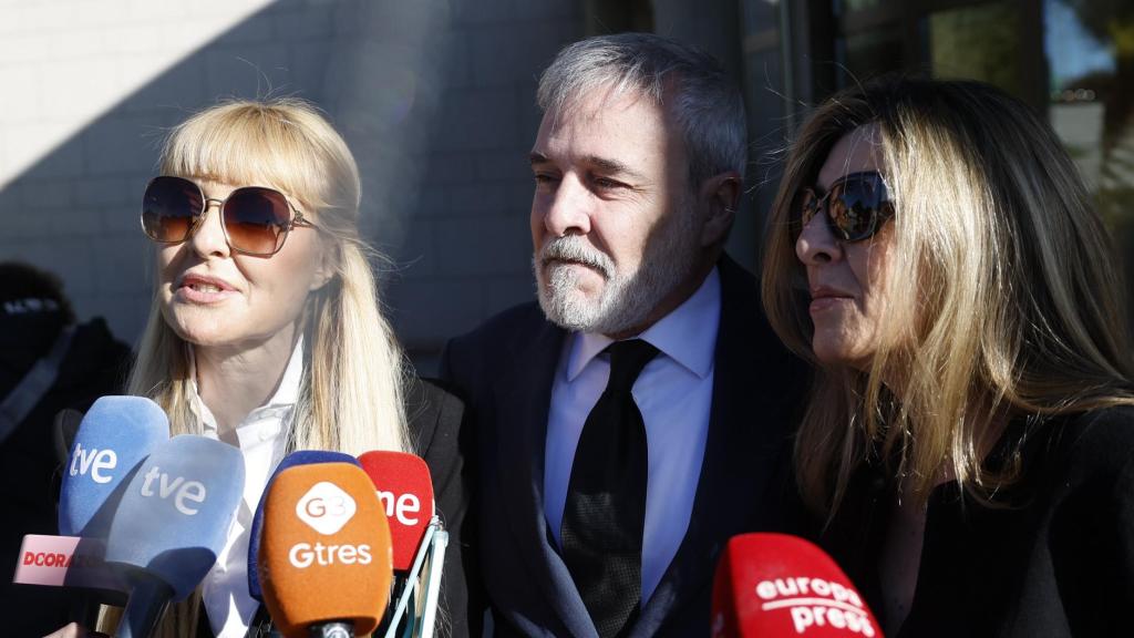 Cayetana, Fernando y Natalia Guillén Cuervo agradecen a la prensa sus muestras de cariño.