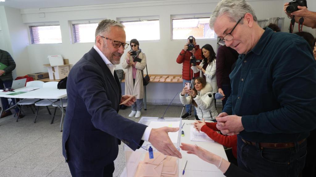 El candidato de Vox a la Presidencia de Castilla y León, Carlos Pollán, ejerce su derecho al voto