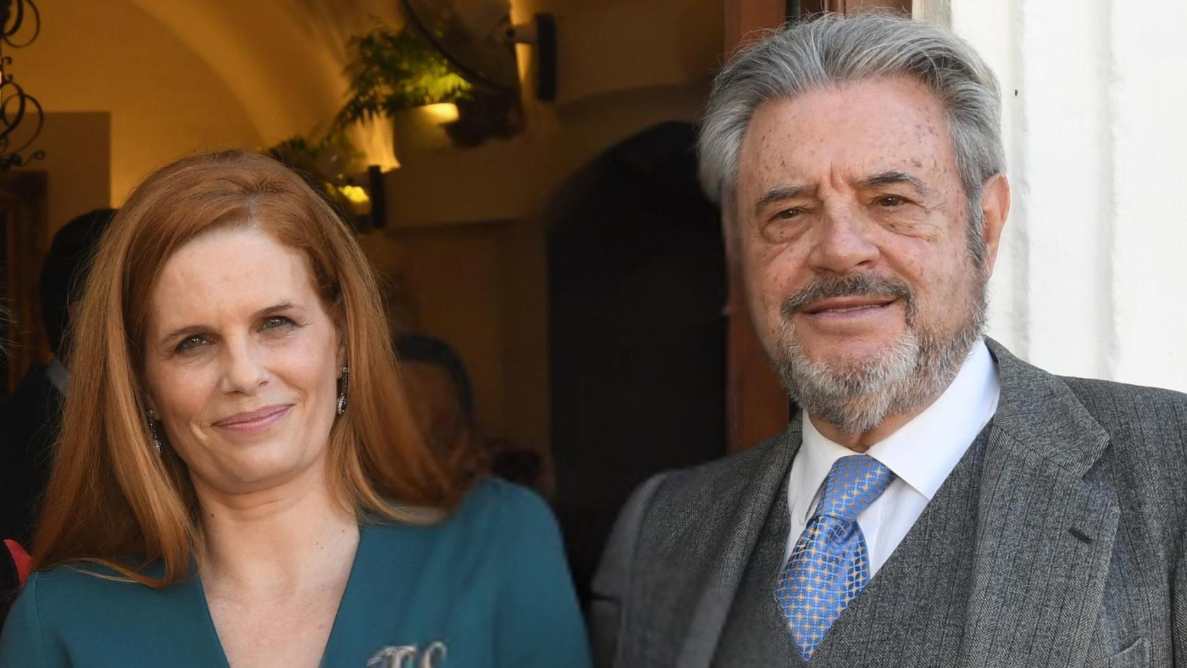 Olivia de Borbón, con su padre, el duque de Sevilla, en el bautizo de su hijo Fernando, en 2018.