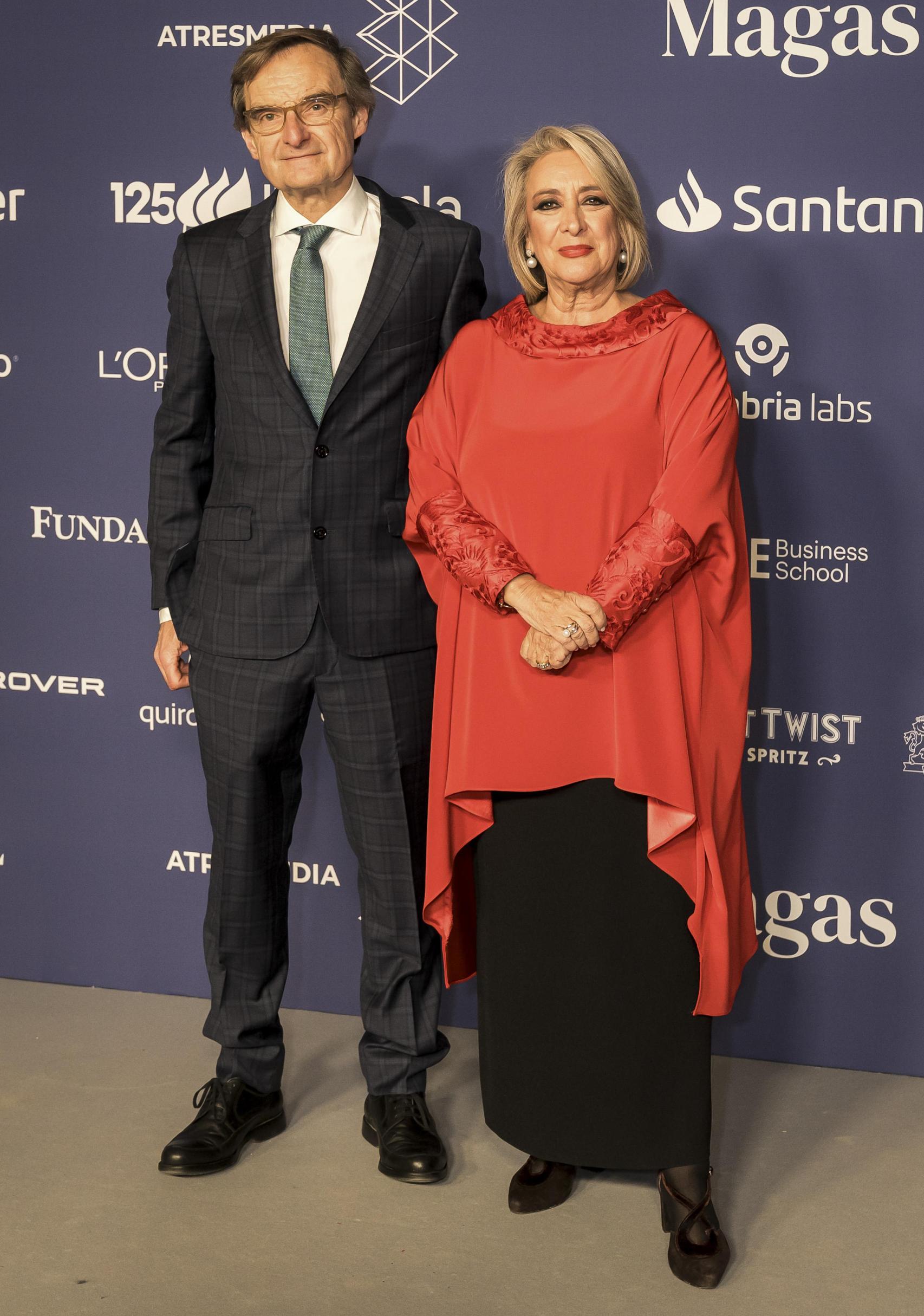 La presidenta ejecutiva de EL ESPAÑOL CLM, Esther Esteban, junto al periodista Miguel Ángel Mellado.