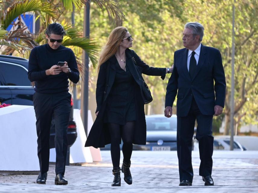 Olivia de Borbón, con su padre, Francisco de Borbón y Escasany, y su marido (a la izqda.), Julián Porras.