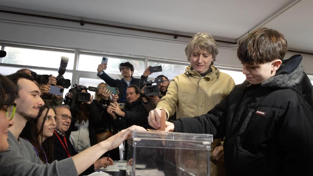 Carlos Martínez vota junto a su hijo en Soria